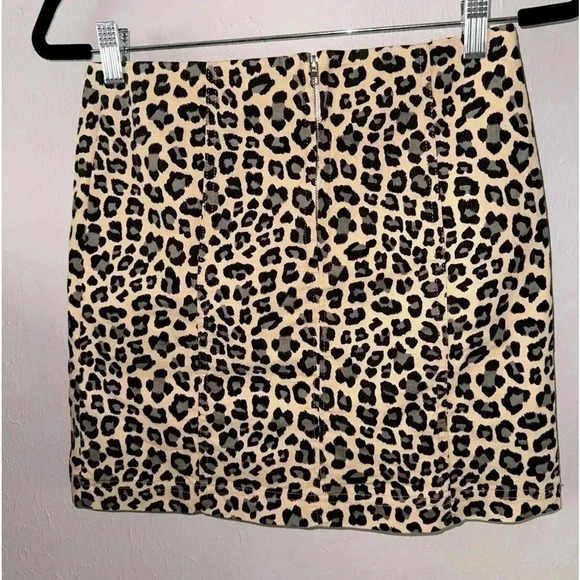 Newbury Kustom Leopard Print Mini Skirt Size Small - Picture 2 of 4